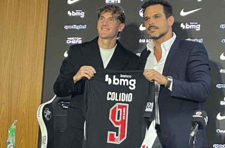 Col´dio sendo apresentado pelo Vasco –