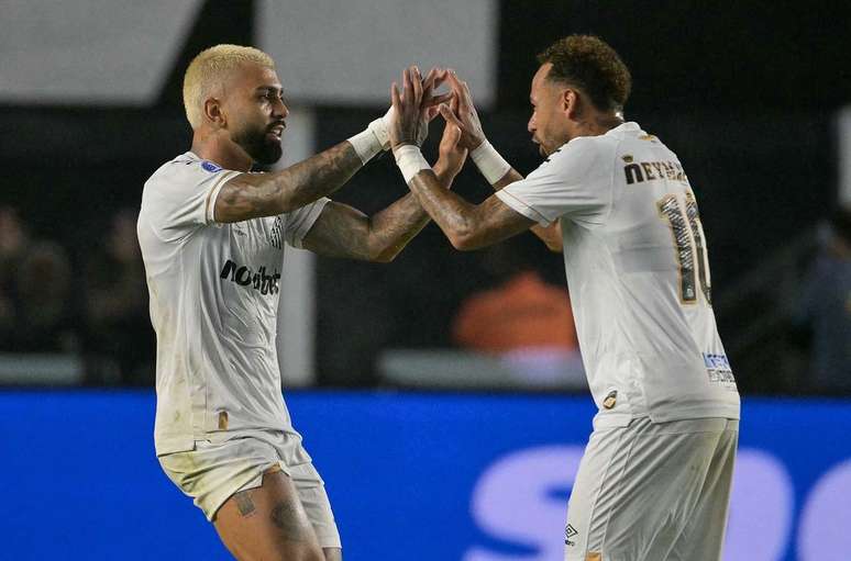 Neymar d&aacute; assist&ecirc;ncia e Gabigol marca duas vezes contra o Macar&aacute;.&nbsp; Enfim, brilharam.