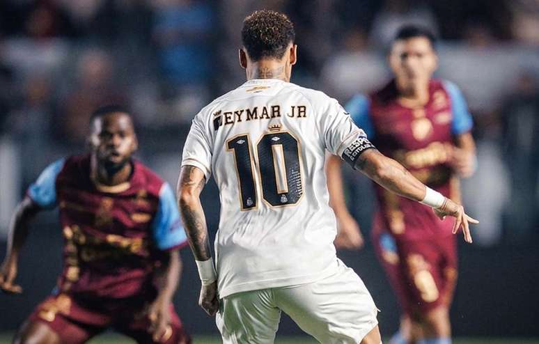 Neymar fez boa partida e&nbsp; deu passes para os gols do Santos sobre o Macar&aacute;.