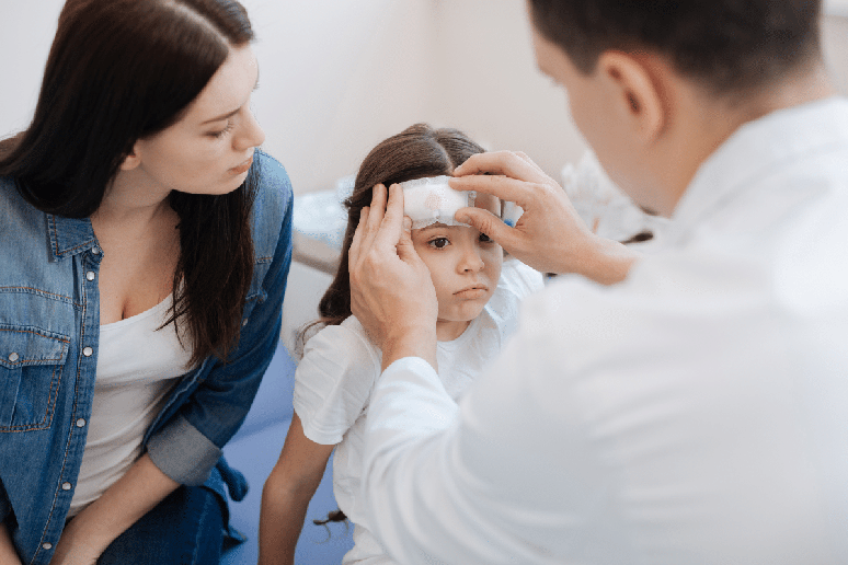 Ap&oacute;s uma queda ou pancada na cabe&ccedil;a, fique atento a v&ocirc;mitos, sonol&ecirc;ncia, convuls&otilde;es e mudan&ccedil;as no comportamento da crian&ccedil;a 