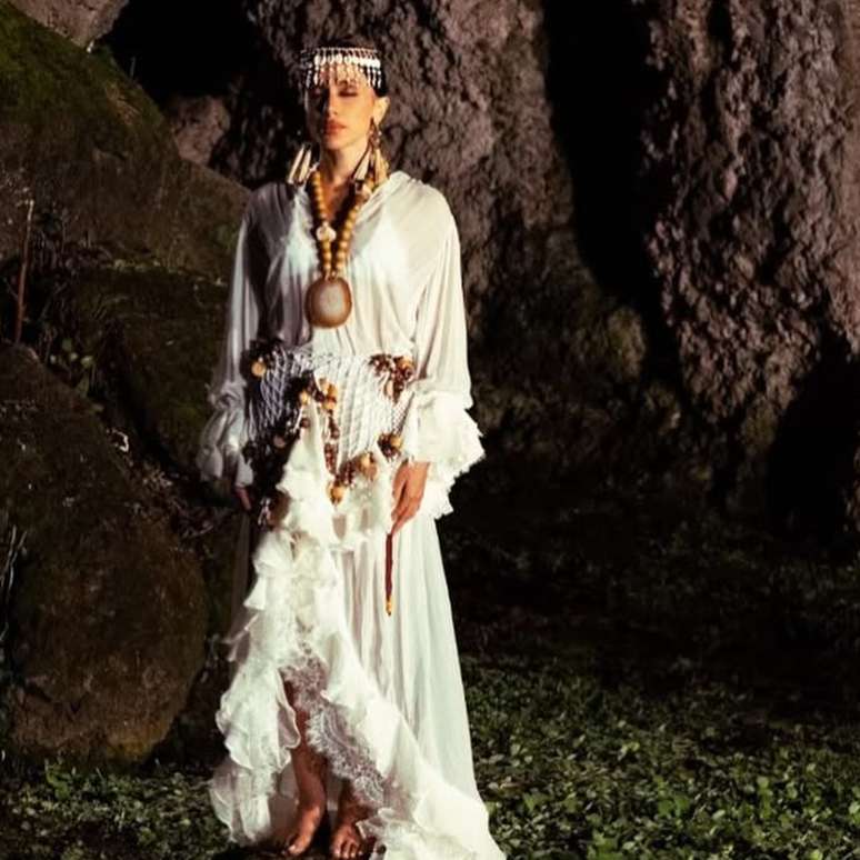 Anitta em &ldquo;Equilibrivm&rdquo; com look branco de Amir Slama 