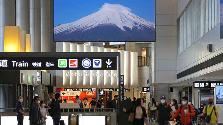 Cerca de 7 mil passageiros ficaram retidos no Aeroporto Internacional de Narita, perto de T&oacute;quio, um dos principais do pa&iacute;s.