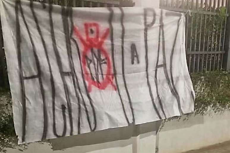 Faixas com mensagens contra o presidente do Corinthians &ndash;