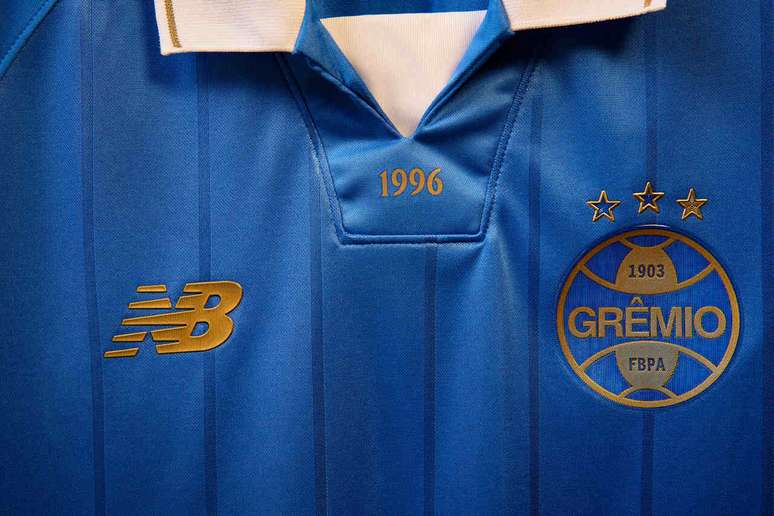 Camisa comemorativa do Gr&ecirc;mio tem detalhes em dourado &ndash;
