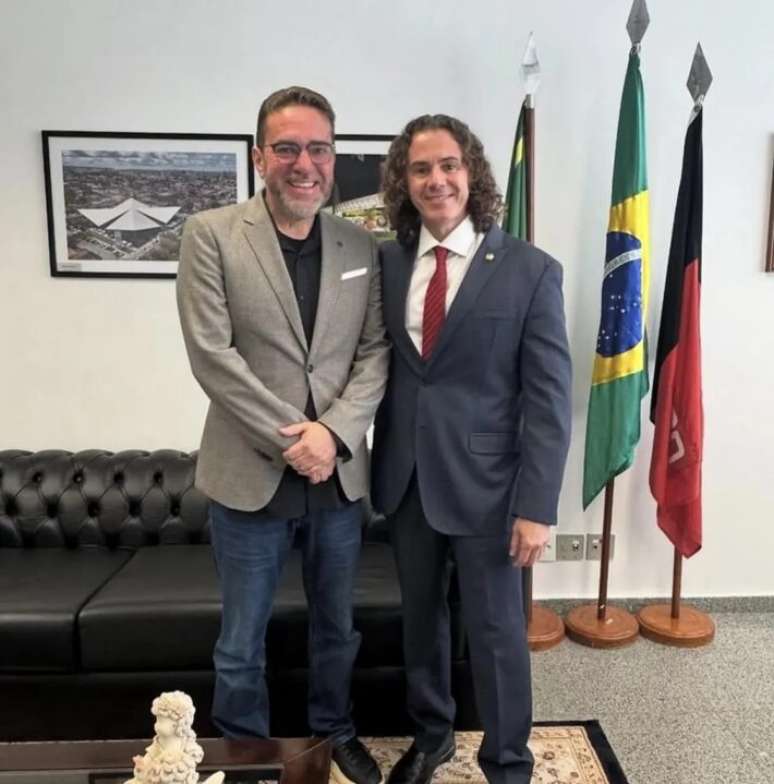 O prefeito de Serra Branca, conhecido como Alexandre Pixbet (Uni&atilde;o), e o senador Veneziano Vital do R&ecirc;go (MDB)