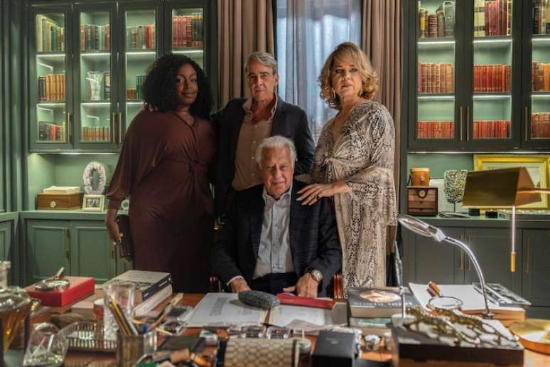 Arthur (Antonio Fagundes), Pilar (Isabel Teixeira), Ulisses (Alexandre Borges) e Silvana (Belize Pombal).