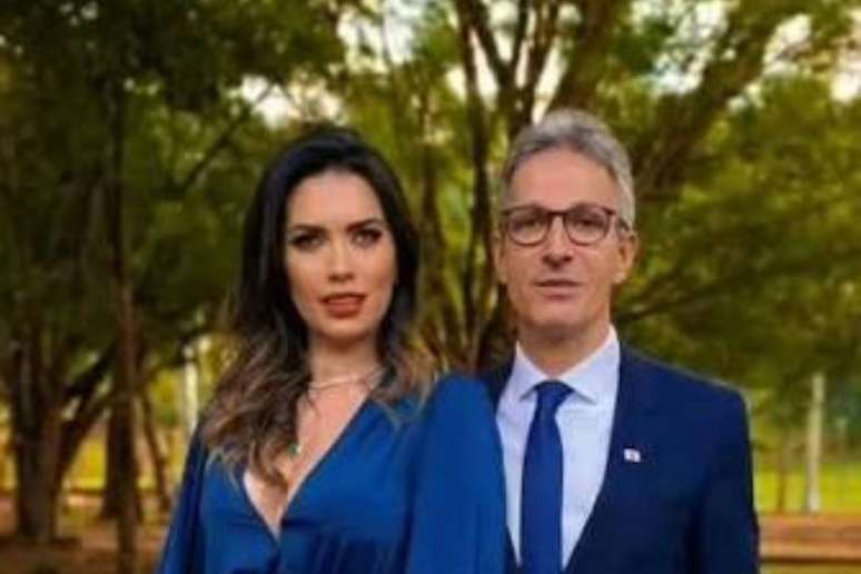 O presidenci&aacute;vel Romeu Zema namora com Jessica Fernandes