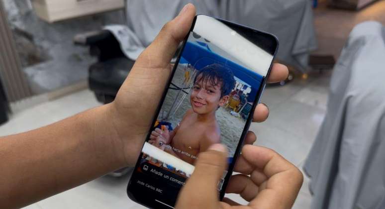Deivi mostra com carinho fotos de seu irm&atilde;o mais novo