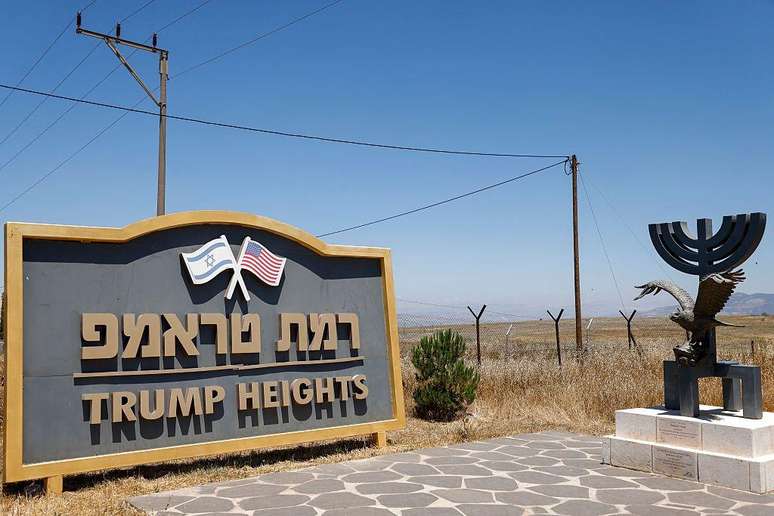 Uma placa d&aacute; as boas-vindas a Ramat Trump, um assentamento nas Colinas de Gol&atilde;, territ&oacute;rio ocupado e anexado por Israel
