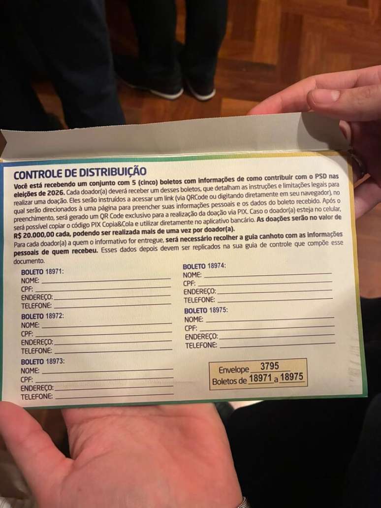 Envelope distribu&iacute;do no evento de Caiado possu&iacute;a cinco boletos no valor de R$ 20 mil cada para doa&ccedil;&atilde;o &agrave; campanha