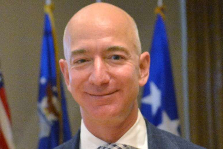 Jeff Bezos, fundador da Amazon, adquiriu uma parte do Liverpool &ndash;