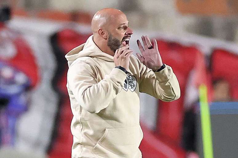 Em v&atilde;o! Franclim se esgoela &agrave; beira do campo &ndash;