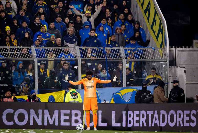 Hugo Souza teve um bom desempenho no duelo entre Rosario Central e Corinthians &ndash;