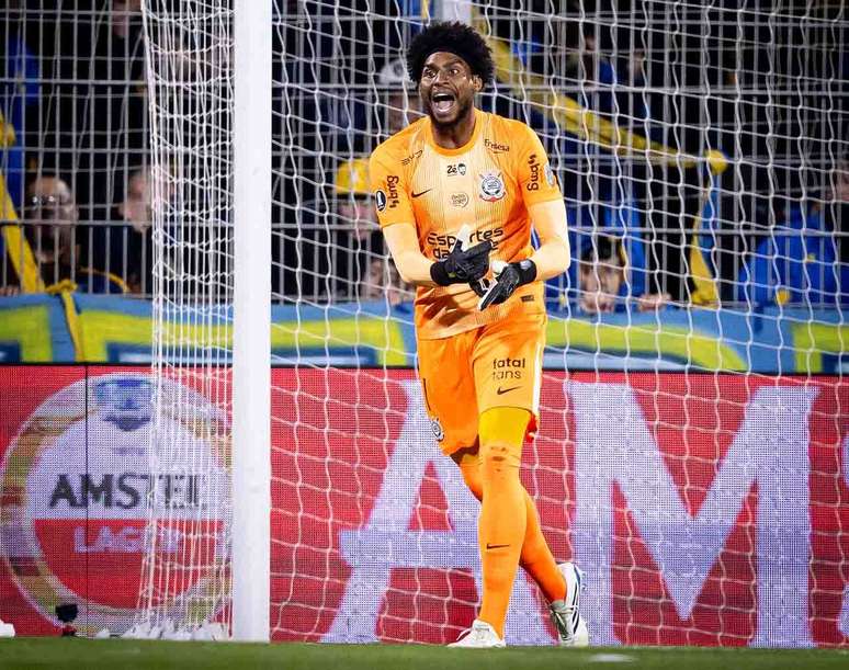 Hugo Souza denunciou insultos racistas no empate com o Rosario Central &ndash;