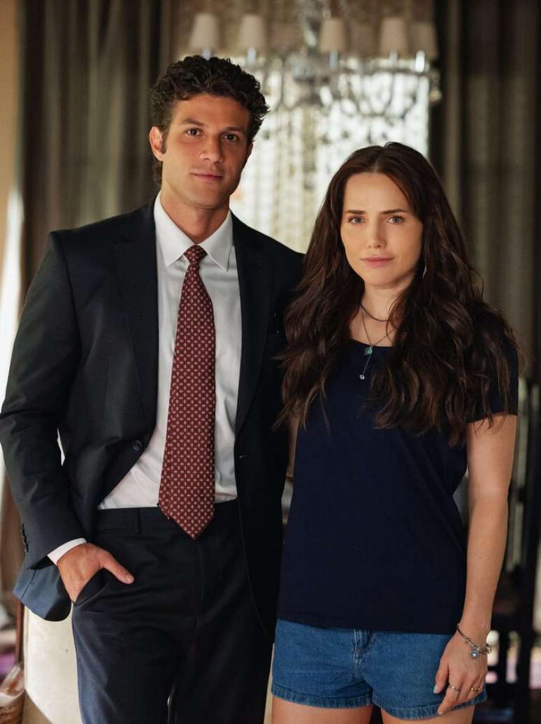 Adriana (Leticia Colin) e Pedro (Chay Suede)