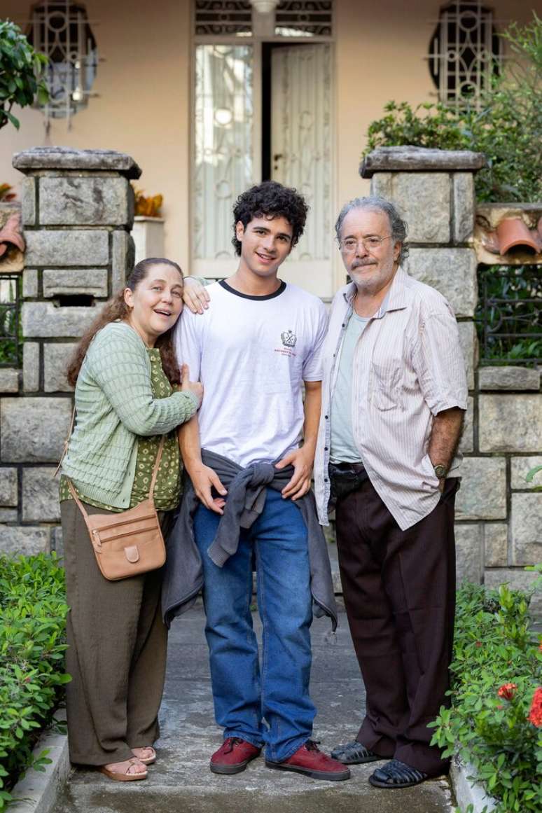 Elisa ( Isabela Garcia ), Mau mau (Jo&atilde;o Victor Gon&ccedil;alves) e Otoniel ( Tony Ramos)