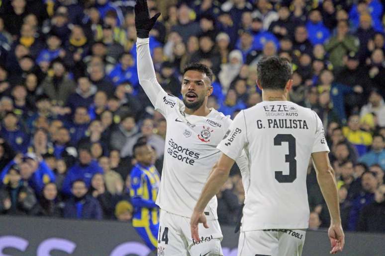 Corinthians em ação contra o Rosario pela partida de ida 