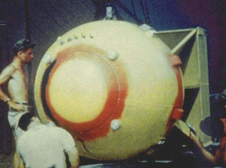 A bomba at&ocirc;mica "Fat Man", que mais tarde seria lan&ccedil;ada em Nagasaki, no Jap&atilde;o, em 1945