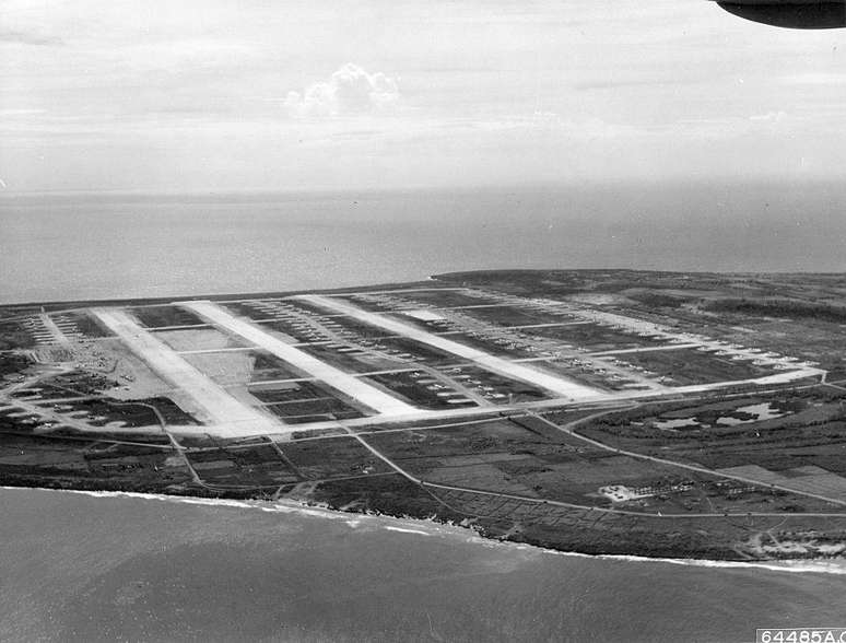 As for&ccedil;as americanas constru&iacute;ram um enorme aeroporto em Tinian, um territ&oacute;rio dos Estados Unidos no Oceano Pac&iacute;fico, de onde partiram os ataques contra Hiroshima e Nagasaki