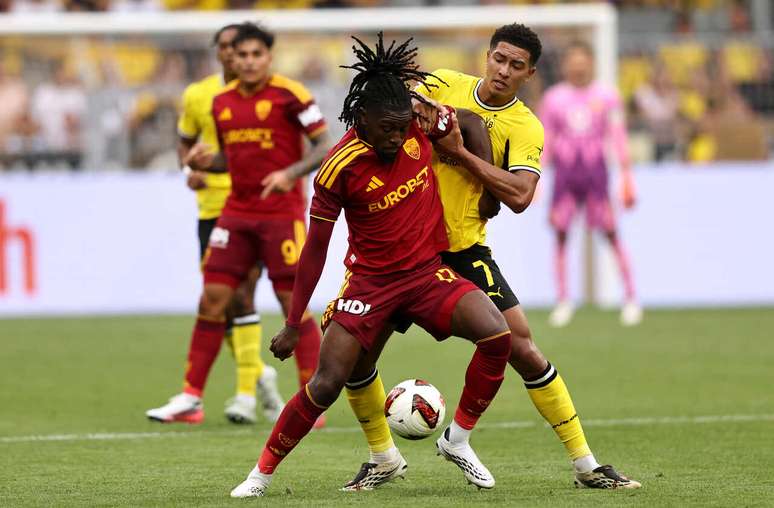 Manu Kone, da Roma, em disputa de bola com Jobe Bellingham, do Dortmund, durante amistoso de pr&eacute;-temporada &ndash;