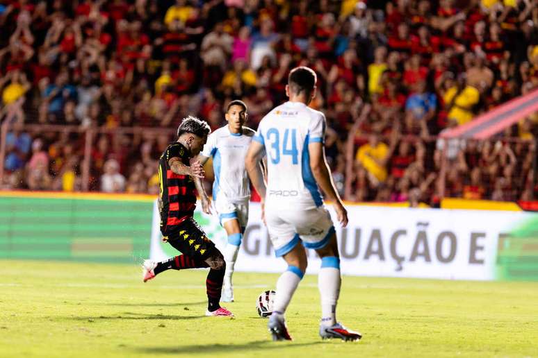 Diego Hern&aacute;ndez chuta para fazer o primeiro gol do Sport sobre o Londrina. Mas ele faria outro pouco depois.