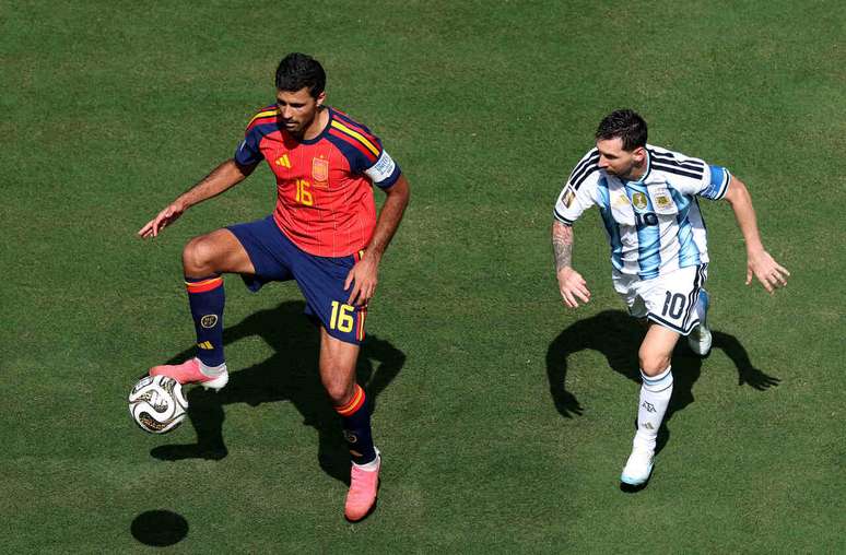 Rodri em disputa de bola com Lionel Messi na final da Copa do Mundo de 2026 &ndash;