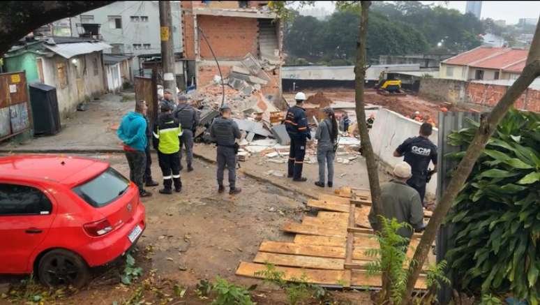 Um desabamento de uma edifica&ccedil;&atilde;o residencial foi registrado na manh&atilde; deste s&aacute;bado (15), na Rua Jorge Amado, em S&atilde;o Bernardo do Campo, na Grande S&atilde;o Paulo.