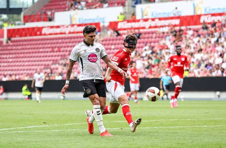 Evanilson mostra categoria para anotar o gol do Bournemouth na derrota para o Mainz em amistoso &ndash;