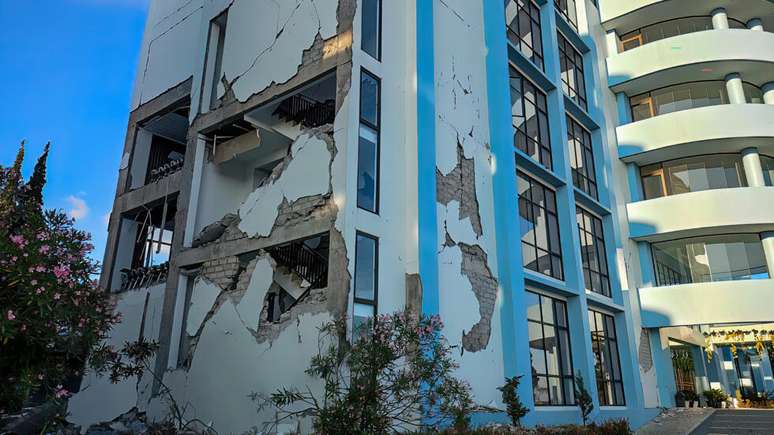 Pr&eacute;dio danificado em Ruteng, na ilha de Flores, prov&iacute;ncia de Nusa Tenggara Oriental, ap&oacute;s o terremoto de magnitude 7,7 que atingiu o leste da Indon&eacute;sia em 15 de agosto de 2026.
