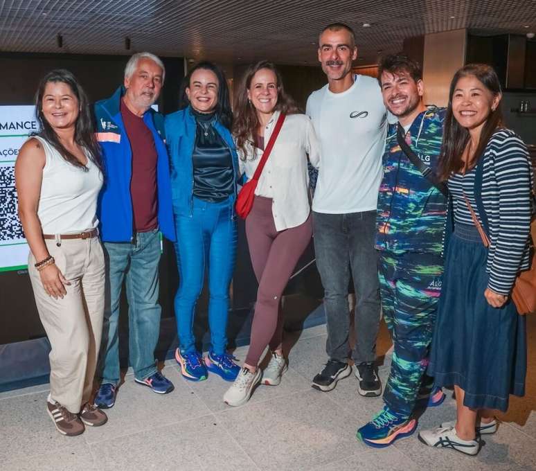 Os colunista do site CR Thiago Mota e Fl&aacute;via Palheiros com Ana Paula Sim&otilde;es (terceira da esquerda para a direita) e Peu Guimar&atilde;es (quinto da esquerda para a direita)