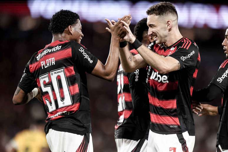 Plata (esq.), autor do segundo gol do Flamengo contra o Mirassol no Maraca &ndash;