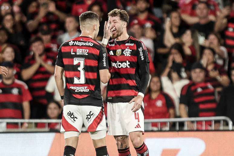 L&eacute;o Pereira (dir.) comemora com L&eacute;o Ortiz gol contra o Mirassol, em 2025 &ndash;