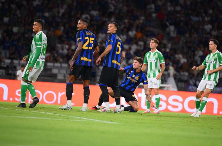 Momento do gol marcado por pelo zagueiro John Stones &ndash;