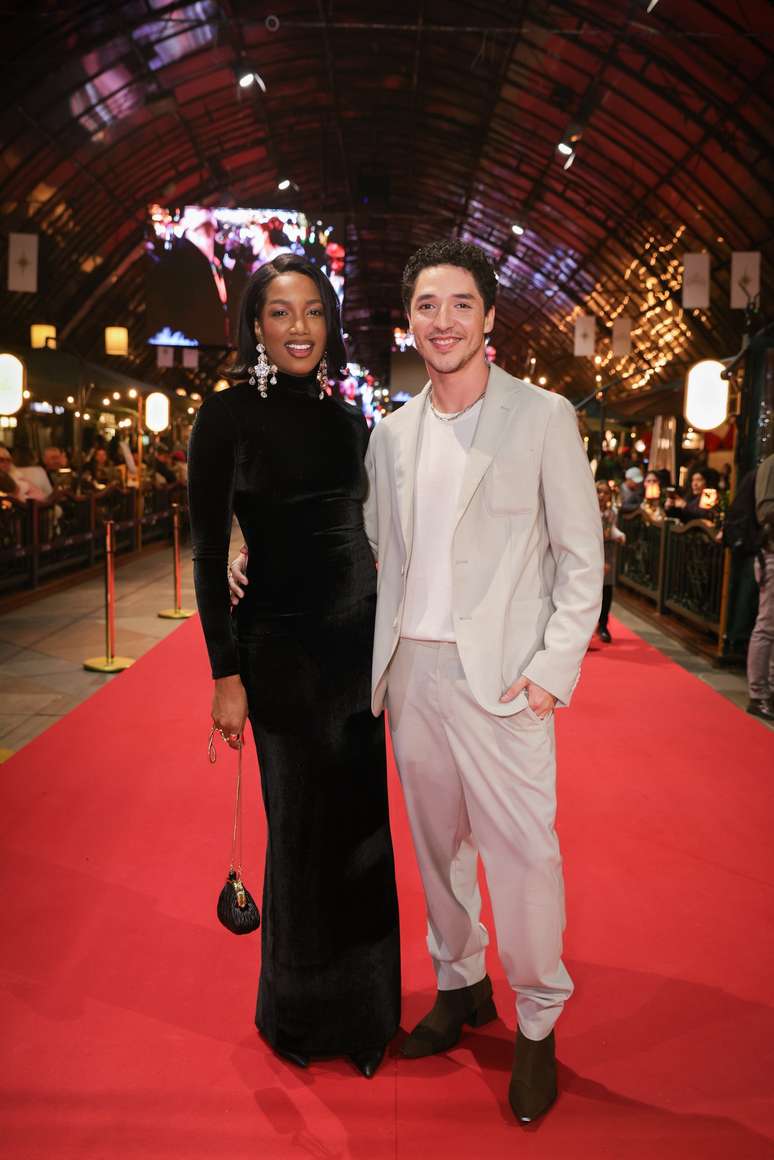 Iza e Jo&atilde;o Vitor Silva 
