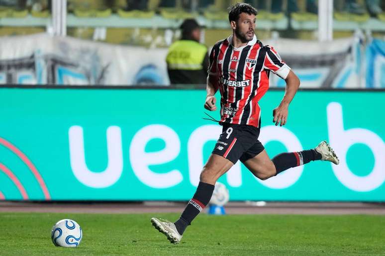 Jonathan Calleri em a&ccedil;&atilde;o durante jogo contra o Bol&iacute;var.