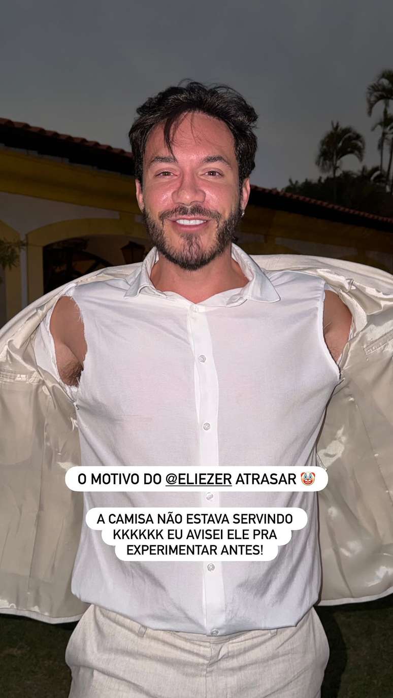 Eliezer corta as mangas da camisa que n&atilde;o servia no dia do casamento