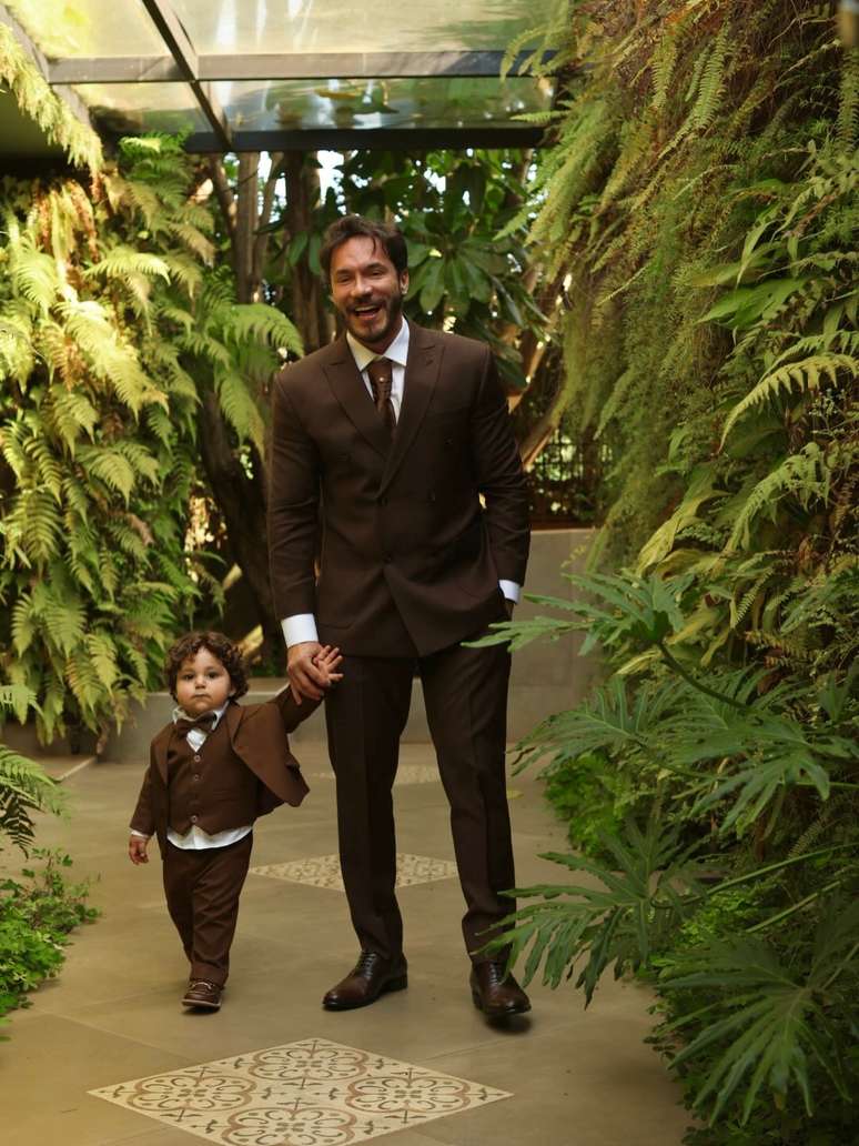 Eliezer combina look com o filho em casamento