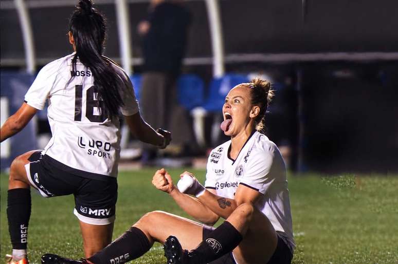 Maressa comemora o gol da virada da Ferroviária –