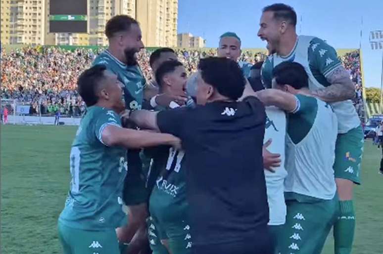 Jogadores do Gama comemoram o acesso para a S&eacute;rie C do Brasileiro &ndash; Divulga&ccedil;&atilde;o/Gama