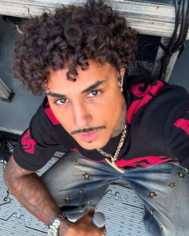 Acidente de moto deixou MC Livinho com trauma pulmonar e o afastou dos ensaios da atra&ccedil;&atilde;o; ele volta &agrave; 'Dan&ccedil;a dos Famosos' em 2026