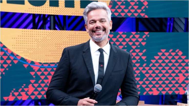 Otaviano Costa durante apresenta&ccedil;&atilde;o de seu programa na Band; artista foi confirmado na 'Dan&ccedil;a dos Famosos' em 2026