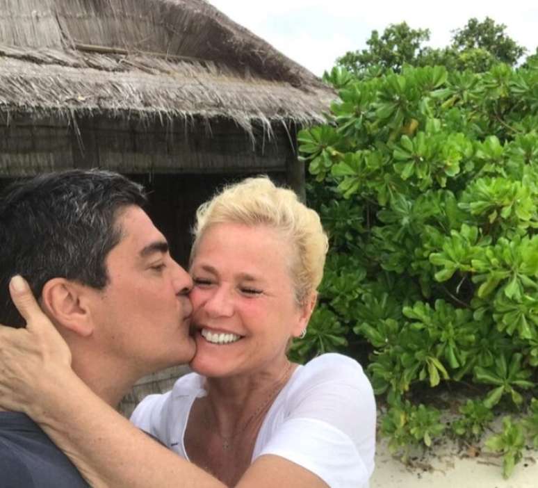Junno Andrade ao lado de Xuxa, sua companheira, em foto de 2023.