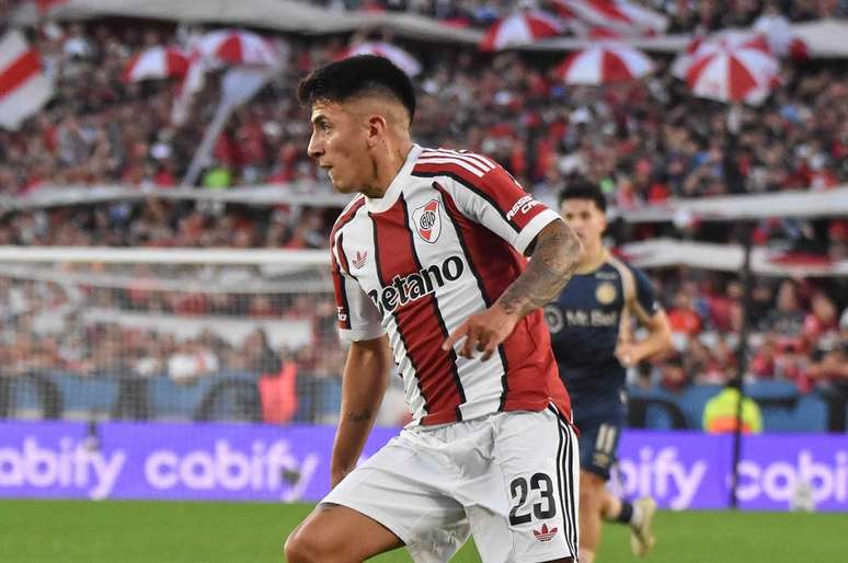 Almada come&ccedil;ou como titular e participou do primeiro gol do River Plate &ndash;