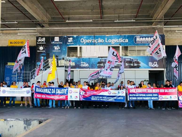 Comerci&aacute;rios fizeram manifesta&ccedil;&atilde;o no centro de distribui&ccedil;&atilde;o da Marabraz por atraso de sal&aacute;rios no final de 2025: