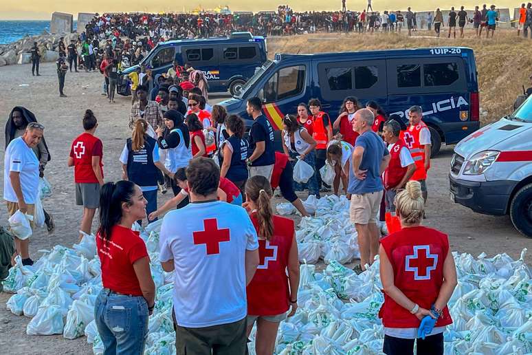 As autoridades de Ceuta dizem que h&aacute; uma emerg&ecirc;ncia humanit&aacute;ria diante da chegada &agrave; cidade de milhares de pessoas em apenas alguns dias