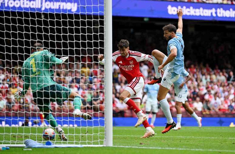  Havertz conclui para fazer o segundo gol do Arsenal sobre o Manchester City no jogo em que o Arsenal ganhou a taça da Comunity Shield (Supercopa inglesa), pela 18ª vez.