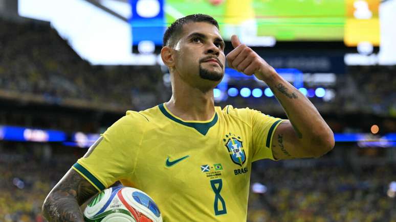 O meia brasileiro Bruno Guimar&atilde;es, que jogou a Copa do Mundo 2026, foi contratado pelo Arsenal da Inglaterra.