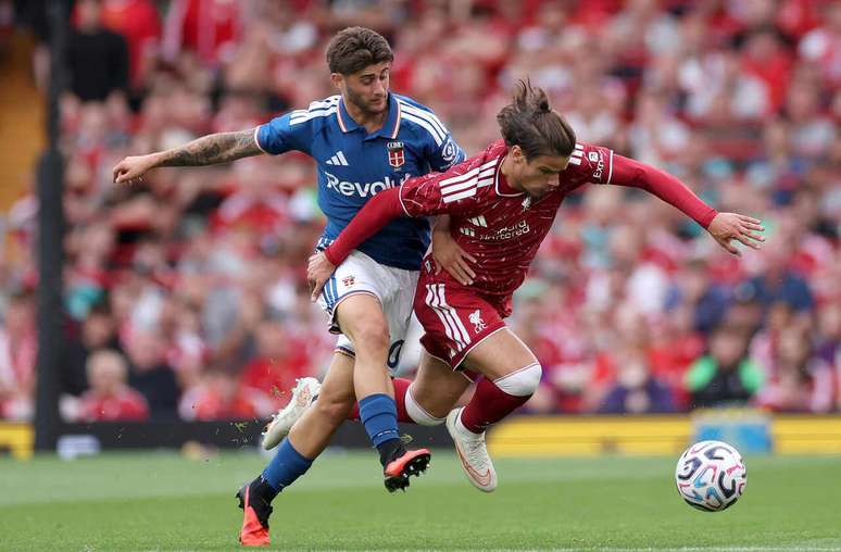 Milos Kerkez, do Liverpool, durante fisputa com Mattia Liberali, do Como, em Anfield &ndash;
