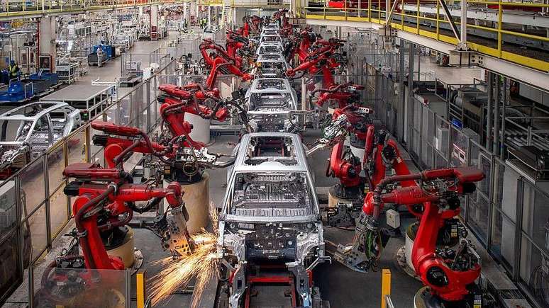 Mais de 50% dos carros vendidos na China s&atilde;o el&eacute;tricos. Em n&iacute;vel global, um em cada quatro ve&iacute;culos vendidos em 2025 era el&eacute;trico, segundo a Ag&ecirc;ncia Internacional de Energia
