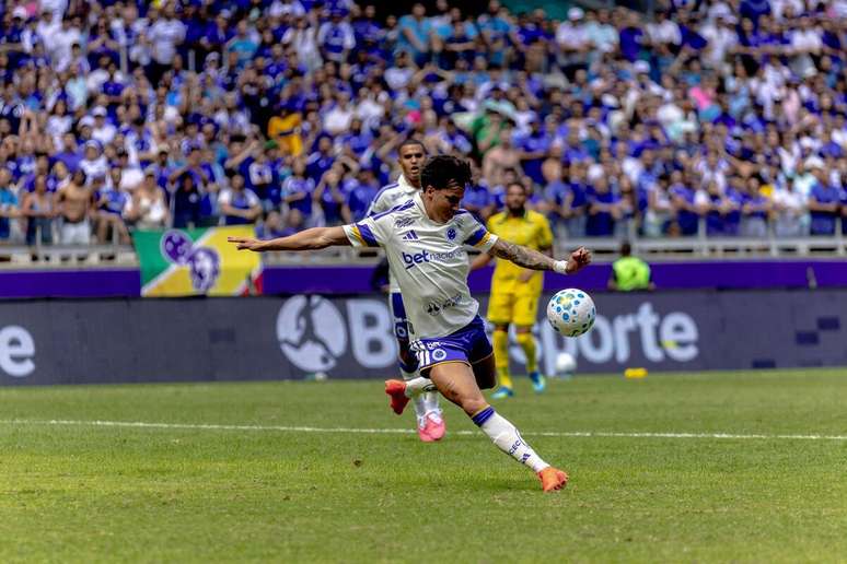Kaio Jorge finalizando ao gol em jogo contra o Mirassol. 